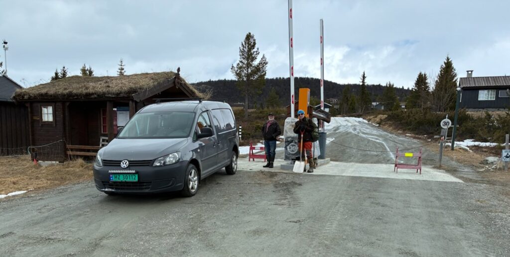 Bommen 4 5 26 Så var vegen brøytet - men, ennå ikke åpnet!